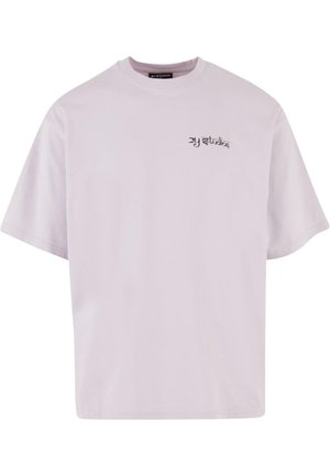 Svetlofialová bavlnená tričko s okrúhlym výstrihom a krátkymi rukávmi. Obsahuje malé čierne logo na ľavej strane hrudníka. Voľný strih.