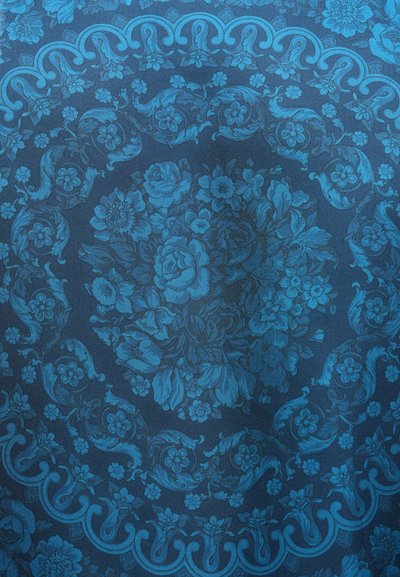 Kék virágos szövet részletes rózsamintával és kisebb virágokkal, hullámos díszítésekkel és texturált felülettel sötét alapon.
