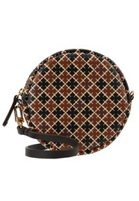 Runde, gemusterte Umhängetasche mit einer strukturierten Leder-Oberfläche, die braune, schwarze und cremefarbene Diamantmuster zeigt. Sie verfügt über einen abnehmbaren Tragegurt.