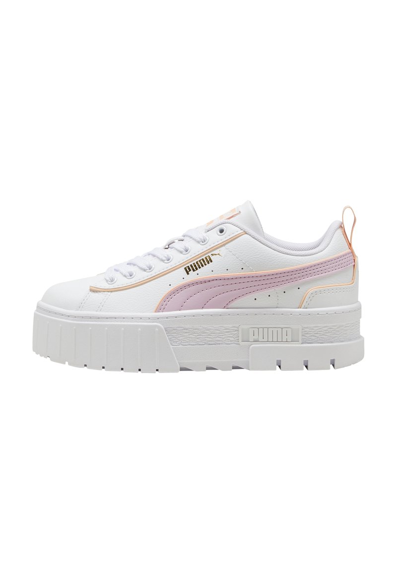 Sneakers bianchi in pelle con una striscia di accento rosa, suola spessa e testurizzata, e dettaglio del logo dorato sul lato e sulla linguetta.