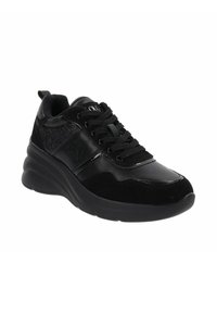 Scarpa da ginnastica nera con tomaia in pelle liscia e tessuto testurizzato, lacci piatti, colletto imbottito e suola in gomma spessa.
