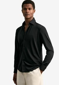 Reiss REGULAR FIT VOYAGER LONG-SLEEVE TRAVEL - Svečana košulja - black