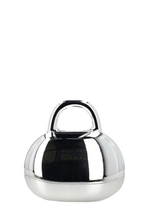 Skinnende sølv metal te kedel med rund bund og et buet håndtag på toppen, vist mod en hvid baggrund.