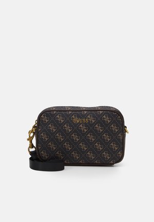 Lille rektangulær mørkebrun skuldertaske med guldfarvet monogrammønster, gyldent "GUESS"-logo og sort justerbar skulderrem.