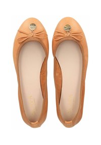Ballerine in pelle color tan con punta arrotondata, dettaglio a fiocco e accento circolare in oro. Texture liscia con bordi elasticizzati.