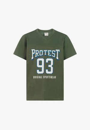 Groen mesh T-shirt met V-hals en 'PROTEST 93' opdruk, gecombineerd met blauwe korte broek met witte palmboomprint, zwarte slippers.