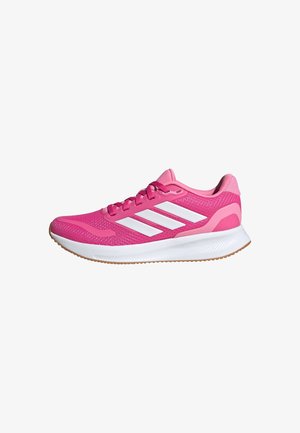 Zapatillas deportivas rosas con parte superior de malla, diseño de tres franjas blancas y suela acolchada con una suela de goma marrón.