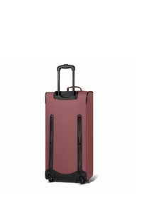 Valise haute rectangulaire bordeaux avec roues noires et poignée télescopique noire étendue, debout sur fond blanc.