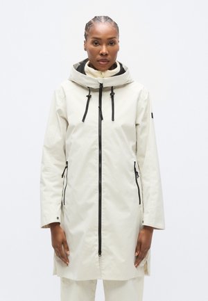 Svetlobéžový pršiplášť so zipsom vpredu, čiernymi zipsami, nastaviteľnou kapucňou a bočnými vreckami. Hladká textúra so slabým leskom.