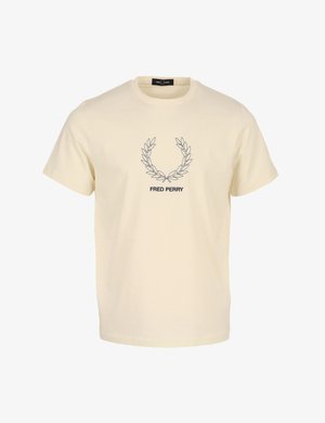 Crèmekleurig katoenen t-shirt met een zwarte omlijning van lauwerkransbladeren en de tekst "FRED PERRY". Klassieke ronde hals en korte mouwen.
