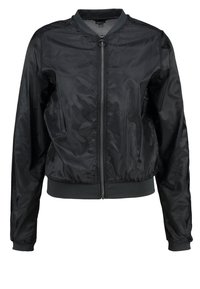 Czarna kurtka bomberka wykonana z gładkiego, lekkiego materiału, z zamkiem z przodu, prążkowanymi mankietami i dopasowanym dołem, zapewniającym ciasne dopasowanie.