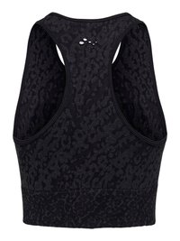 Zwarte sportbeha met racerback en subtiel luipaardprintpatroon, met een klein reflecterend logo vlakbij de halslijn aan de achterkant.