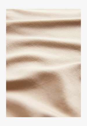 Beige stof met een gladde textuur, vertonend subtiele kreukels en variaties in schaduw, lijkt zacht en lichtgewicht.
