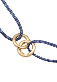 Anneaux en métal doré entrelacés sur une corde tressée bleue. La corde a une texture lisse avec un design durable et des détails gravés.
