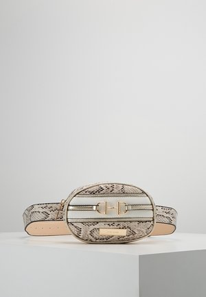 Oval beige og hvid bælletaske med slangeprint, guldlås og justerbar rem, vist på en hvid piedestal.