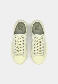 Sneakers in tela beige con punta in gomma bianca e logo V laterale. Presentano lacci grigi e una linguetta testurizzata per una migliore aderenza.