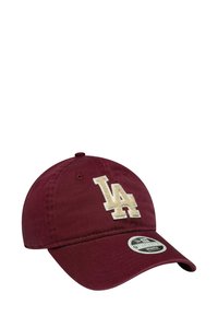 Bordeauxrote Baseballkappe mit geschwungenem Schirm und gesticktem "LA"-Logo in Beige. Aus Stoff gefertigt, verfügt sie über Belüftungsöffnungen und einen verstellbaren Riemen.