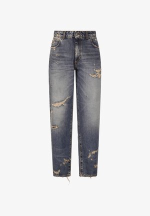 Vaqueros de cintura alta de color azul descolorido con corte recto en la pierna, múltiples roturas desgastadas y dobladillos deshilachados, con botón delantero y bolsillos visibles.