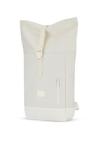 Ľahký ruksak s roll-top uzáverom v off-white látke, s prednou zipsovou kapsou, nastaviteľným popruhom a hladkým trojuholníkovým dizajnom.