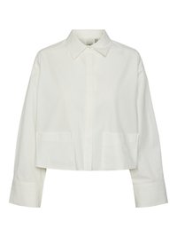 White cropped shirt with a pointed collar, long sleeves, two front pockets, and a button closure. Made of lightweight fabric with a smooth texture.