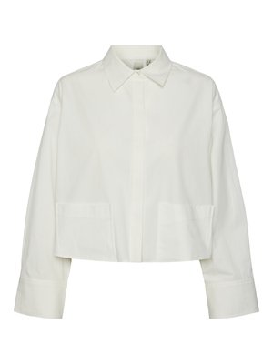 Witte cropped shirt met een puntkraag, lange mouwen, twee voorkantzakken en een knoopsluiting. Gemaakt van lichtgewicht stof met een soepele textuur.