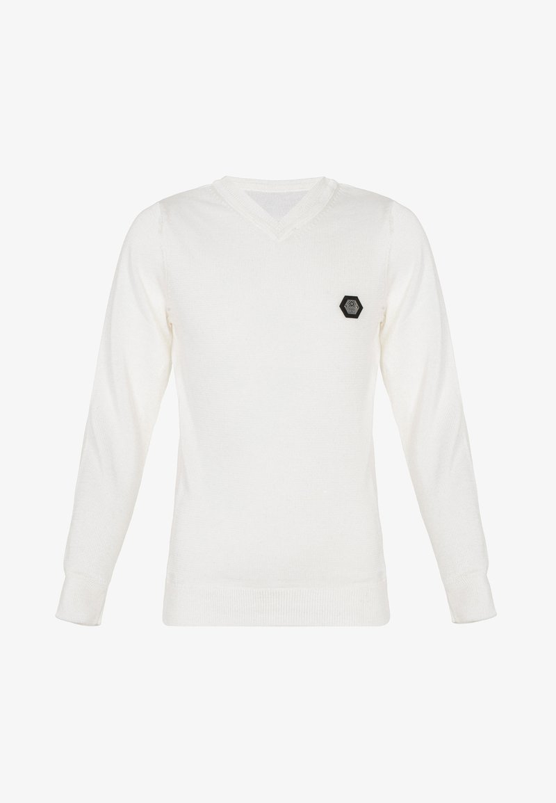 Pull blanc à manches longues avec col en V, poignets et ourlet côtelés, arborant un petit patch logo hexagonal noir sur le côté gauche de la poitrine.