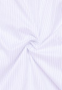 Tessuto bianco con sottili strisce blu, caratterizzato da una texture liscia e un motivo uniforme, disposto in una formazione attorcigliata.