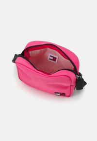Tommy Jeans DAILY CROSSOVER - Soma ar siksnu pāri ķermenim - pink alert