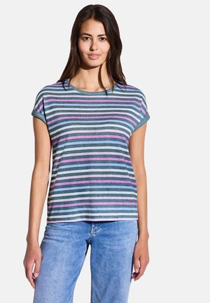 Gestreepte t-shirt met korte mouwen in marineblauw, lichtblauw, roze en wit. Zachte katoenen blend met een relaxte pasvorm en opgerolde mouwen. Gecombineerd met lichte jeans.