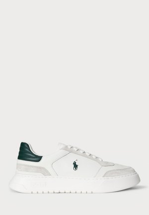 Vita lädersneakers med grå mockadetaljer och en mörkgrön hälla, med en grön polo-spelare logo på sidan.