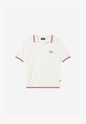 Λευκό πόλο μπλουζάκι με κοντά μανίκια, με κόκκινες ρίγες στο γιακά, τα μανίκια και το τελείωμα, και κόκκινο κείμενο "Coffee culture" στο αριστερό στήθος.