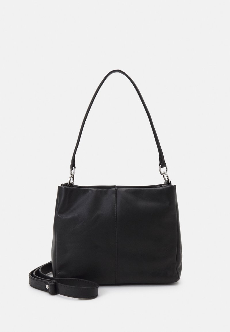 Sac à main en cuir noir avec une forme structurée. Comprend une bandoulière simple et une sangle bandoulière amovible. Texture lisse, sans motifs visibles.