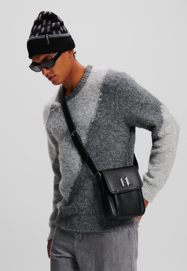 PLAK PERFORATED - Umhängetasche