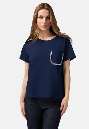 Navyblauwe katoenen T-shirt met een ronde halslijn en korte mouwen. Heeft een textured zak omlijnd met metalen accenten.