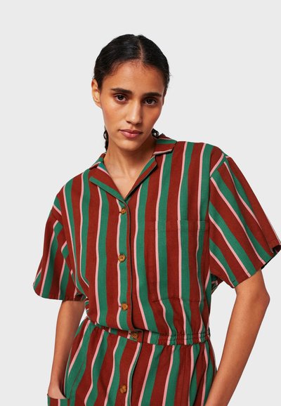 Košeľa s krátkym rukávom a gombíkmi, so pruhovaným vzorom v červenej, zelenej a ružovej farbe; má náprsné vrecko a elastický pás.