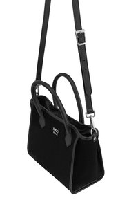 Czarna torebka wykonana z teksturowanej tkaniny z skórzanymi akcentami. Posiada górne uchwyty, regulowany pasek na ramię oraz metalowe wykończenia.