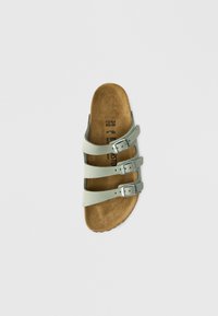 Ανοιχτό πράσινο πέδιλο με τρεις ρυθμιζόμενες λουρίδες, μεταλλικές πόρπες και αφρώδη καφέ δερμάτινη σόλα. Λεπτή καουτσούκ σόλα. Μέγεθος 38.