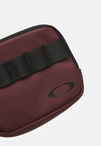 Oakley COMMUTER WALLET UNISEX - Peňaženka - grenache