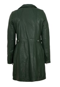 Grüner Ledermantel mit Kragen, schlanker Silhouette, sichtbaren Nähten und seitlichen Reißverschlüssen. Verfügt über eine taillierte Passform und mittlere Länge.