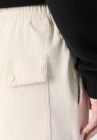 BOSS LARSEN - Auduma bikses - open white