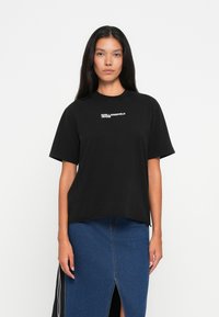 Černé bavlněné tričko s krátkými rukávy, kulatým výstřihem, na přední straně s bílým potiskem "Karl Lagerfeld Jeans", volný střih.