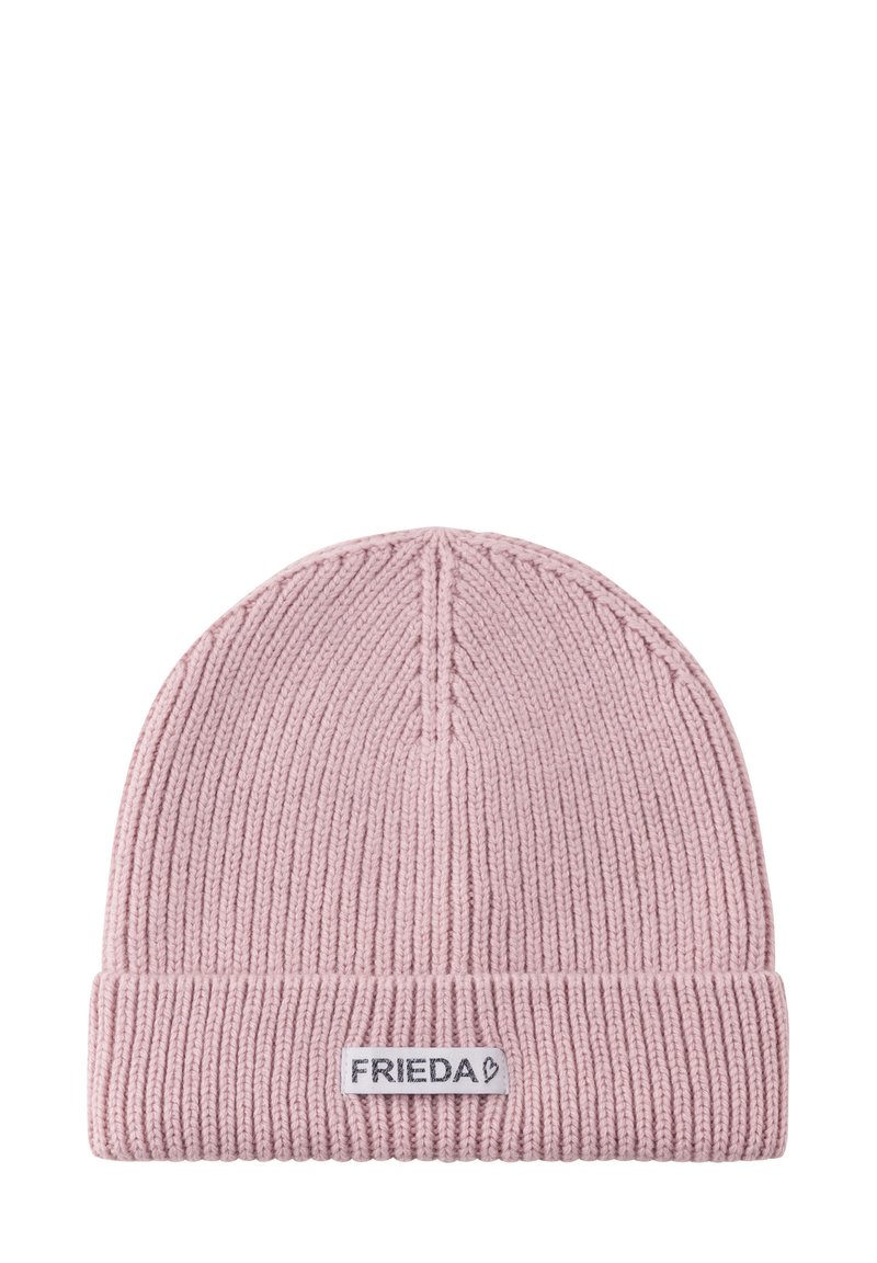 Roze gebreide muts met een geribbelde textuur, opvouwbare omslag en een label met de tekst "FRIEDA" dat aan de voorkant is gestikt.