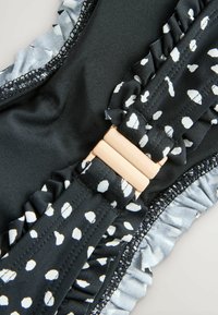 Next REGULAR FIT -FRILL BANDEAU - Gornji dio bikinija - black white spot