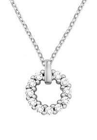 Sömlös silversmycke med en cirkulär hänge prytt med klara ädelstenar, sammanlänkad med en delikat kedja med en polerad yta.