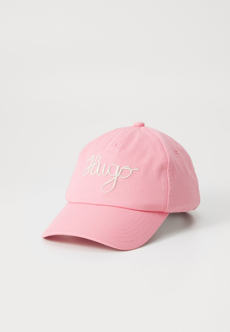 Roze katoenen baseballpet met een witte geborduurde "Hugo" logo op de voorkant, verstelbare band aan de achterkant, en een gebogen vizier.