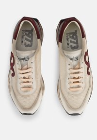 Cremefarvede mesh sneakers med bordeaux ruskindsdetaljer, beige snørebånd og en tekstureret gummisål. Har et retro-logo og polstret krave.