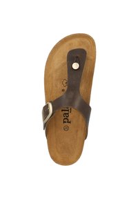 Braune Leder-Zehensandale mit einem breiten Riemen, Metallverschluss und einem tanfarbenen Wildlederfußbett, das ein bedrucktes Logo auf der Unterseite aufweist.