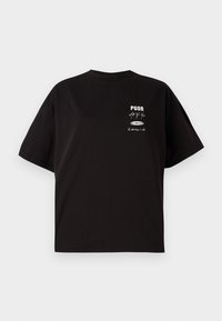 T-shirt in cotone nero con vestibilità ampia, collo rotondo, maniche corte, caratterizzato da testo e grafiche stampate in bianco sulla parte sinistra del petto.