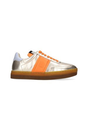 Niedriger Sneaker in metallischem Gold mit orangefarbener Seitenpartie, orangen Schnürsenkeln, weißem Fersenlasche und brauner transparenter Sohle.