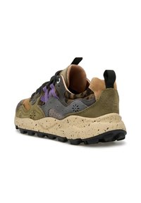 Barevné tenisky s koženými a textilními materiály, s robustní černou podrážkou, fialovými akcenty a texturovanou béžovou mezipodrážkou.